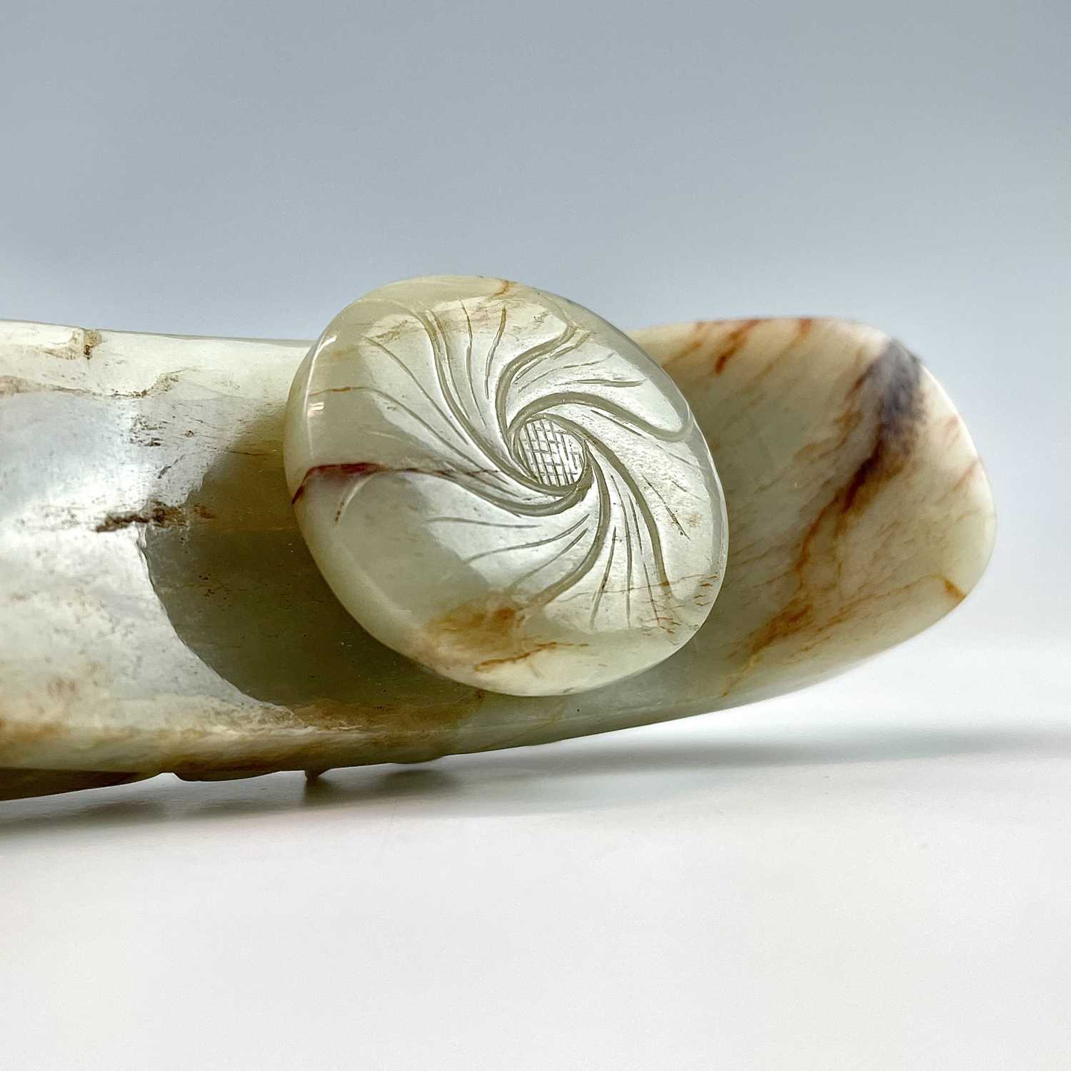 A Chinese jade belt hook, Qing Dynasty, carved with a scroll form chilong facing a dragon head - Image 18 of 33