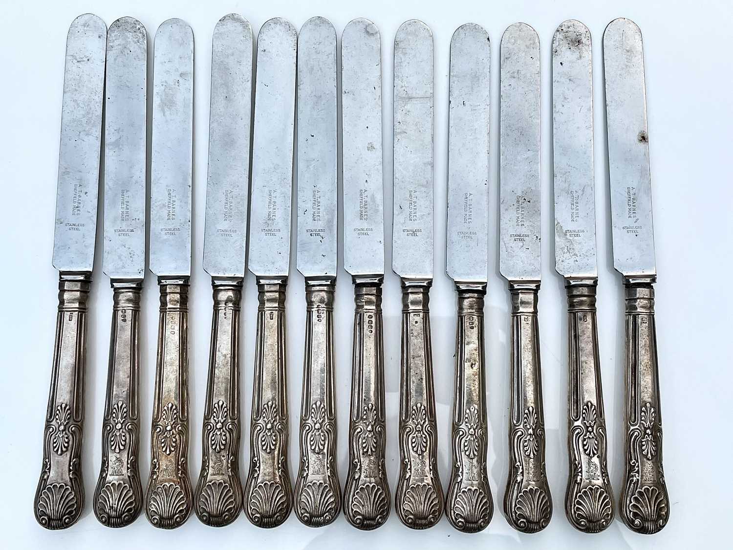 A harlequin set of twelve George IV and early Victorian Kings Pattern table knives with filled - Image 9 of 13