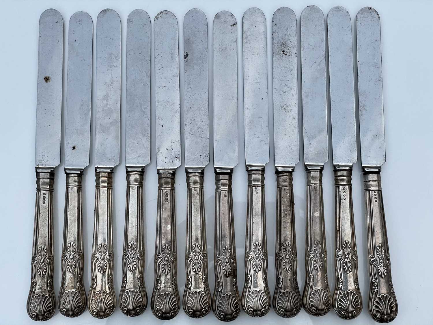 A harlequin set of twelve George IV and early Victorian Kings Pattern table knives with filled - Image 2 of 13
