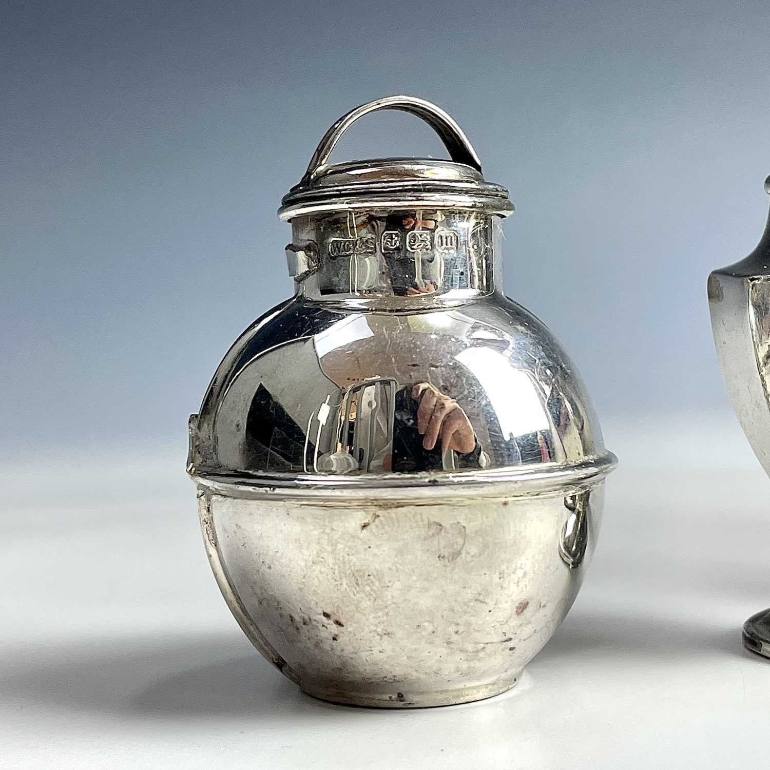Mixed silver items to include two spill vases with weighted bases, a pair of Edwardian capstan - Image 9 of 9