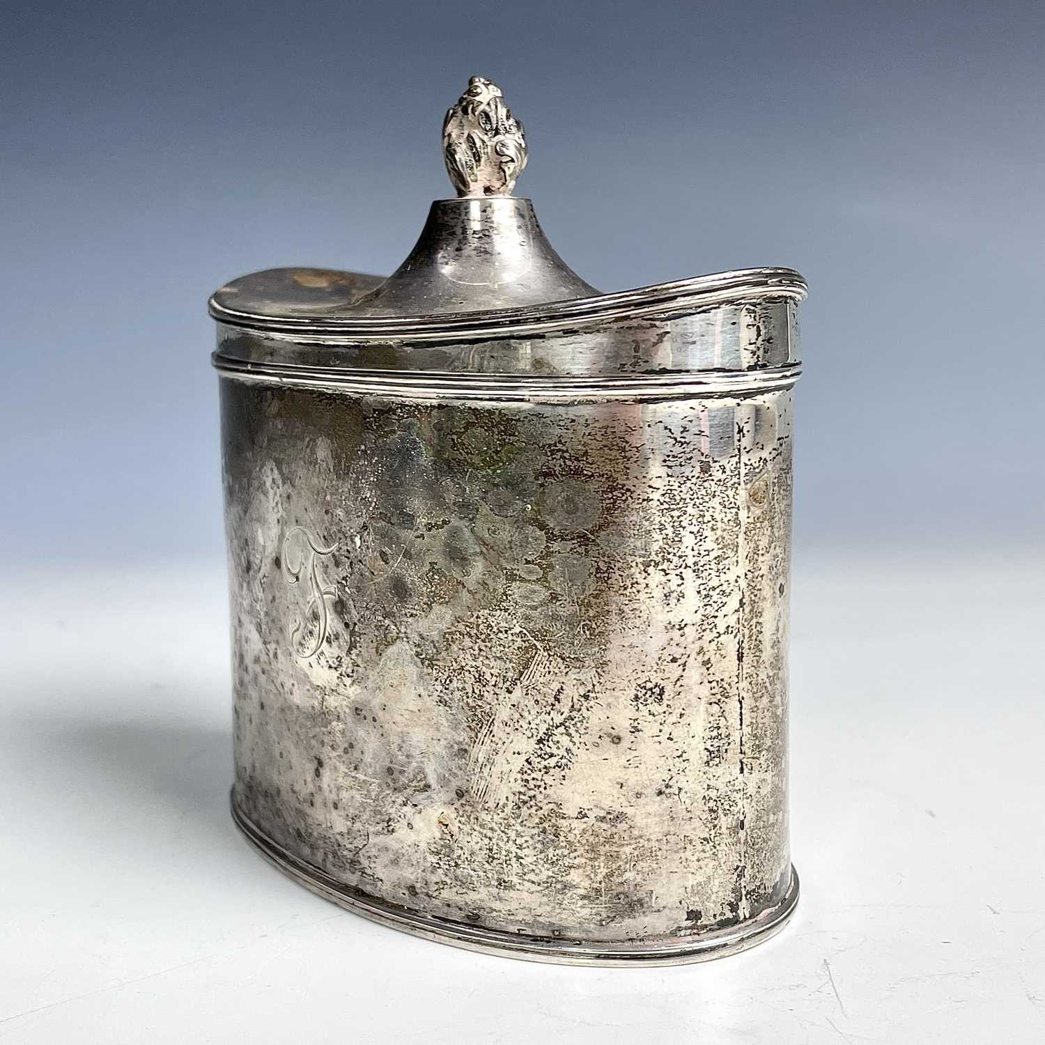 A George V silver George III style oval section tea caddy by George Nathan & Ridley Hayes, the - Image 7 of 11