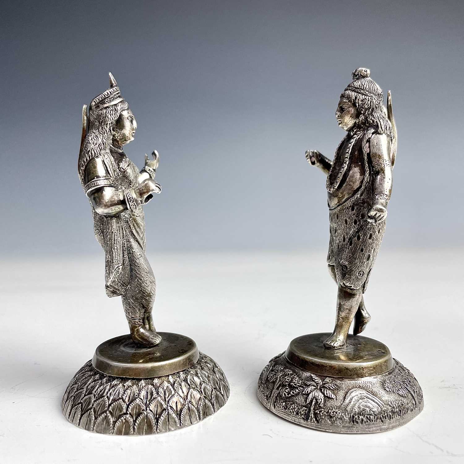 A good pair of heavy Indian silver figural card holders, stamped T. P. DASS CALCUTTA, height 9cm, - Image 5 of 5