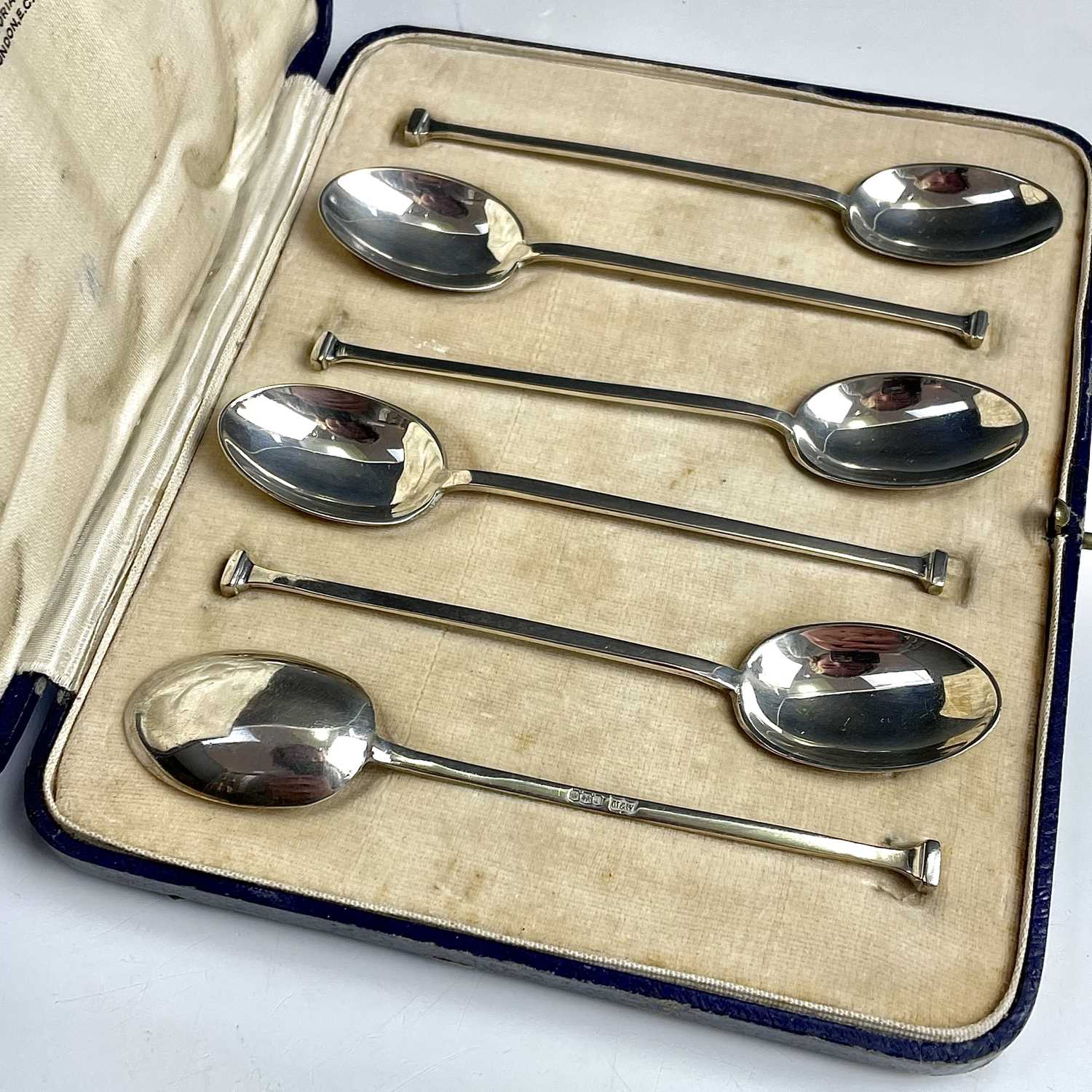 A George V cased set of six silver nail head teaspoons by Mappin & Webb, Sheffield 1927, weight 2toz - Image 4 of 6