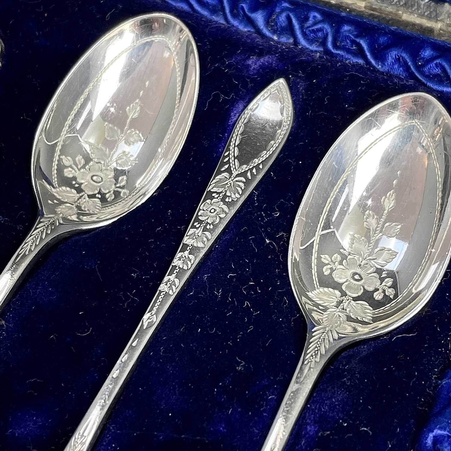 A Victorian cased set of six silver teaspoons and tongs with floral chased decoration by Atkins - Image 4 of 8