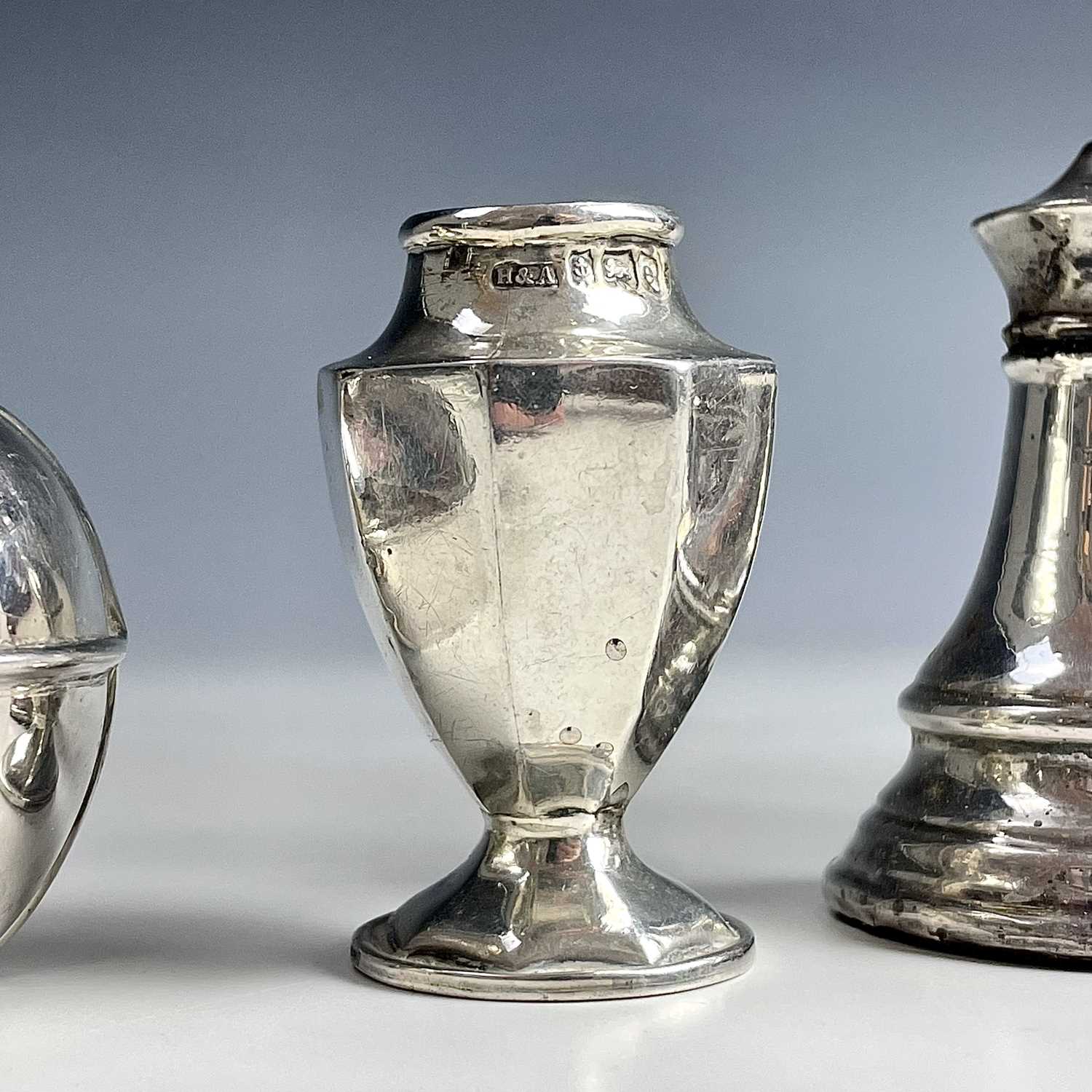 Mixed silver items to include two spill vases with weighted bases, a pair of Edwardian capstan - Image 8 of 9