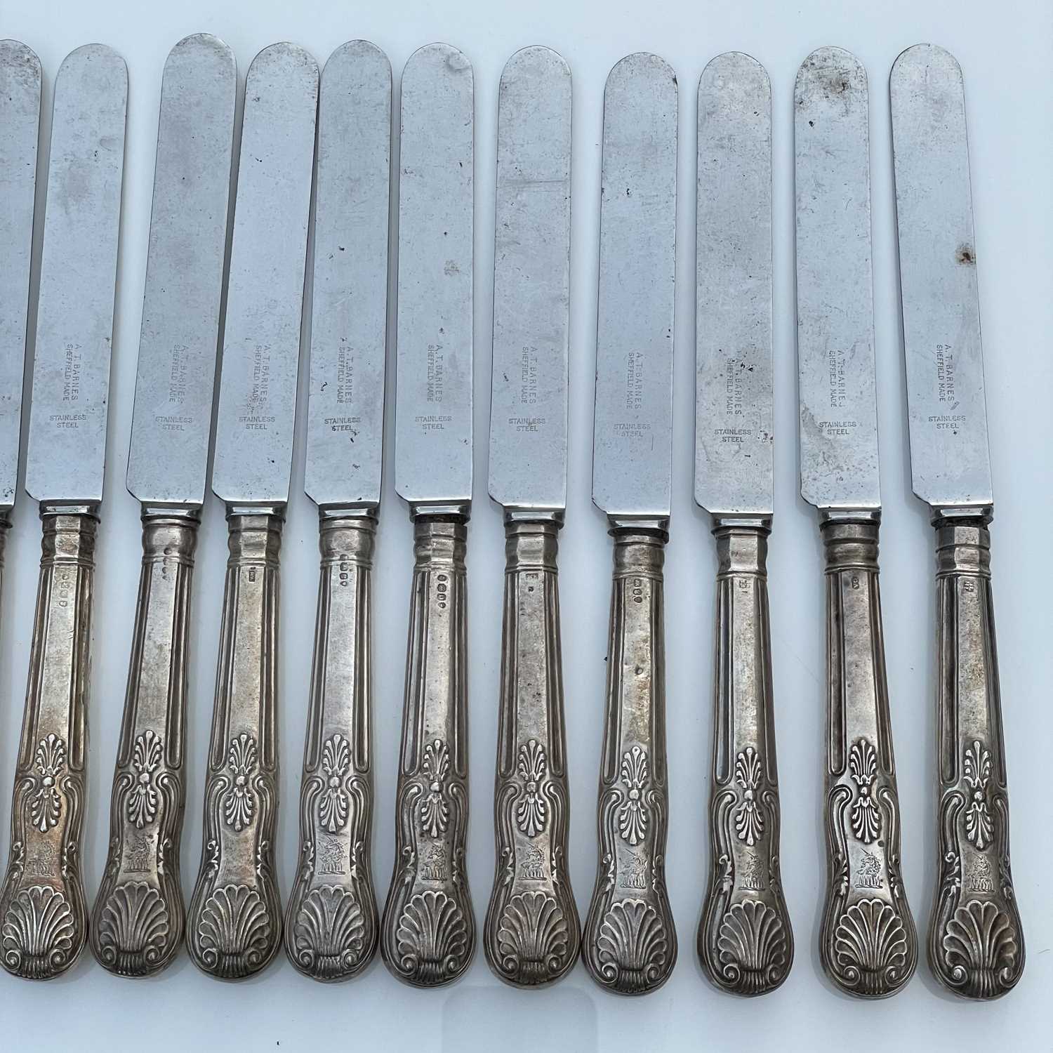 A harlequin set of twelve George IV and early Victorian Kings Pattern table knives with filled - Image 8 of 13