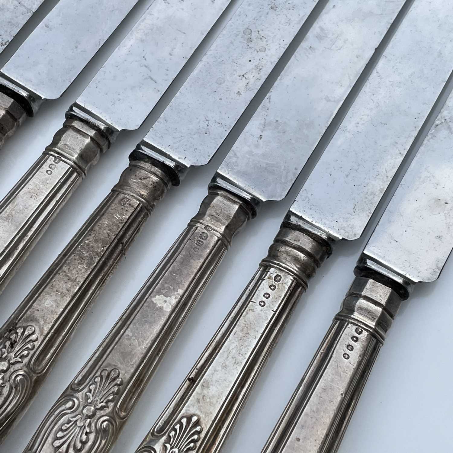 A harlequin set of twelve George IV and early Victorian Kings Pattern table knives with filled - Image 11 of 13