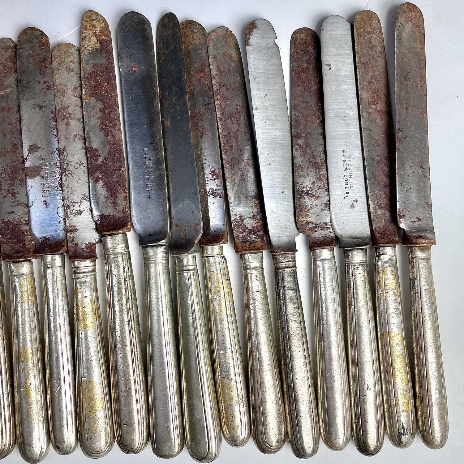 A George III harlequin set of 24 knives with steel blades and silver filled handles, lengths 20- - Image 5 of 6