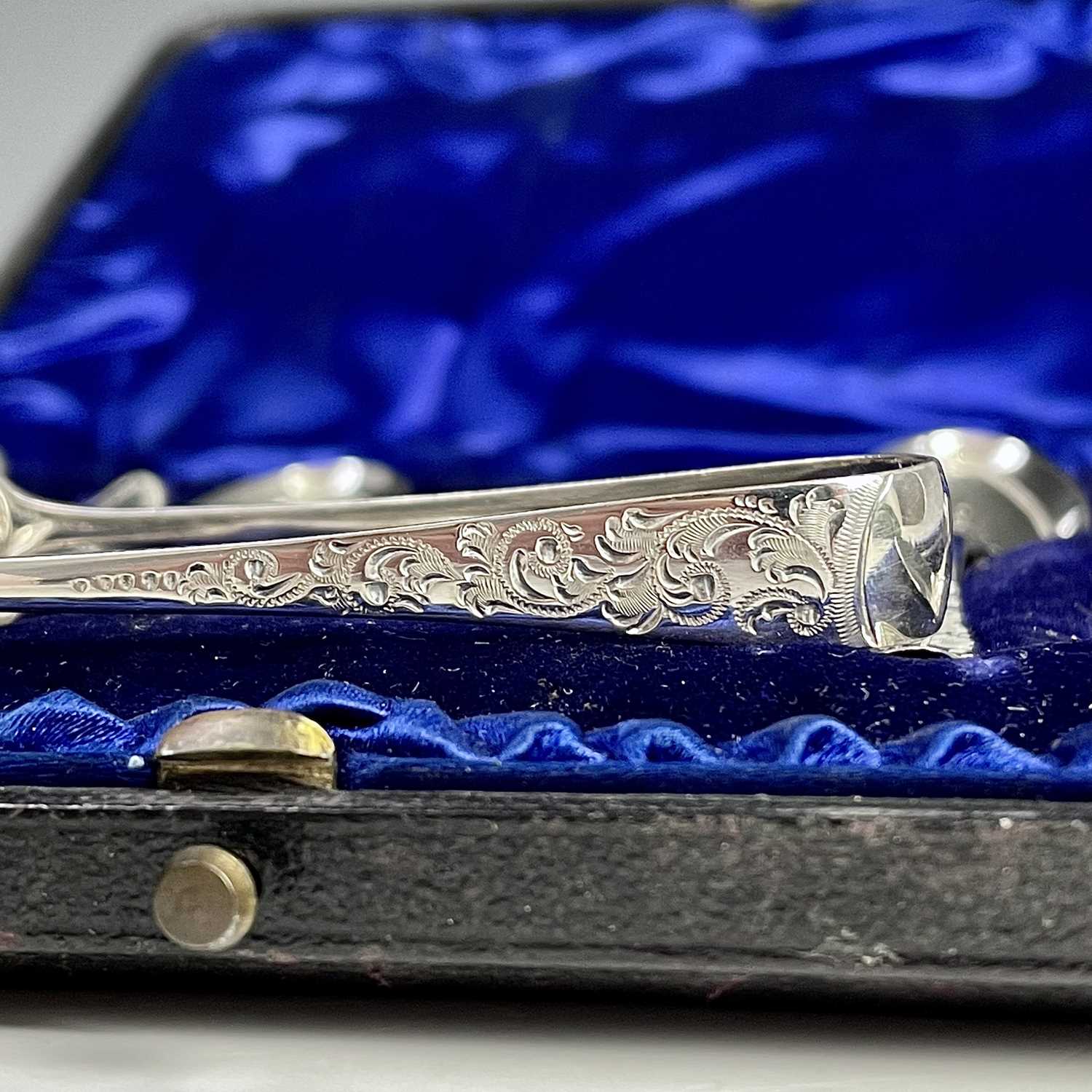 A Victorian cased set of six silver teaspoons and tongs with floral chased decoration by Atkins - Image 8 of 8