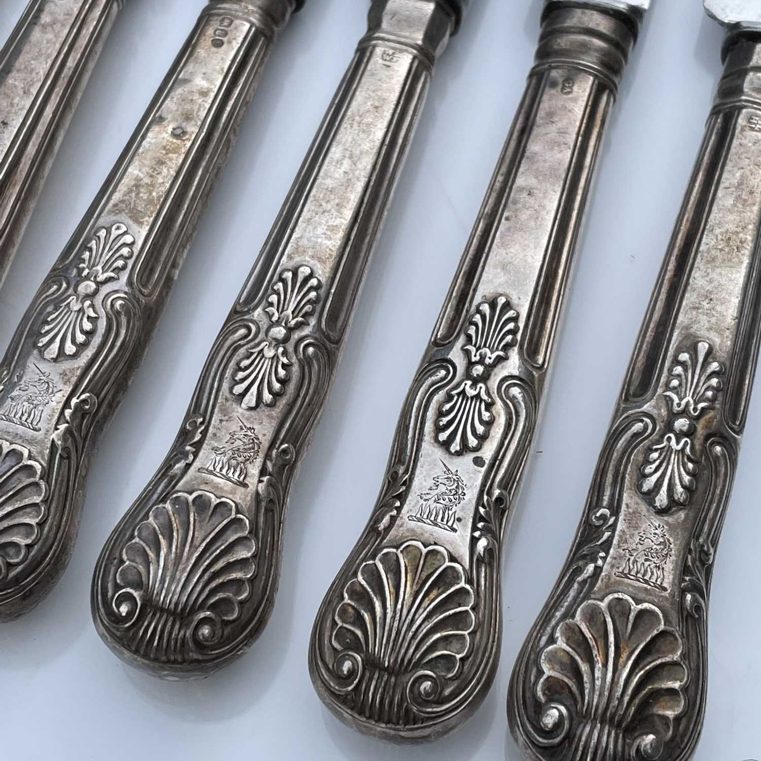 A harlequin set of twelve George IV and early Victorian Kings Pattern table knives with filled - Image 3 of 13