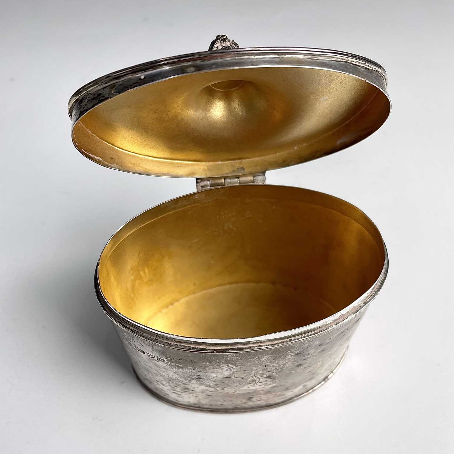 A George V silver George III style oval section tea caddy by George Nathan & Ridley Hayes, the - Image 5 of 11