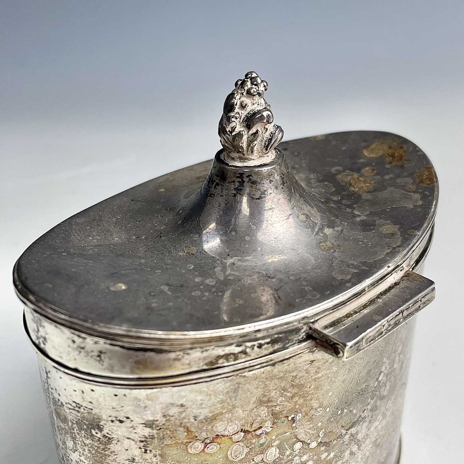 A George V silver George III style oval section tea caddy by George Nathan & Ridley Hayes, the - Image 4 of 11