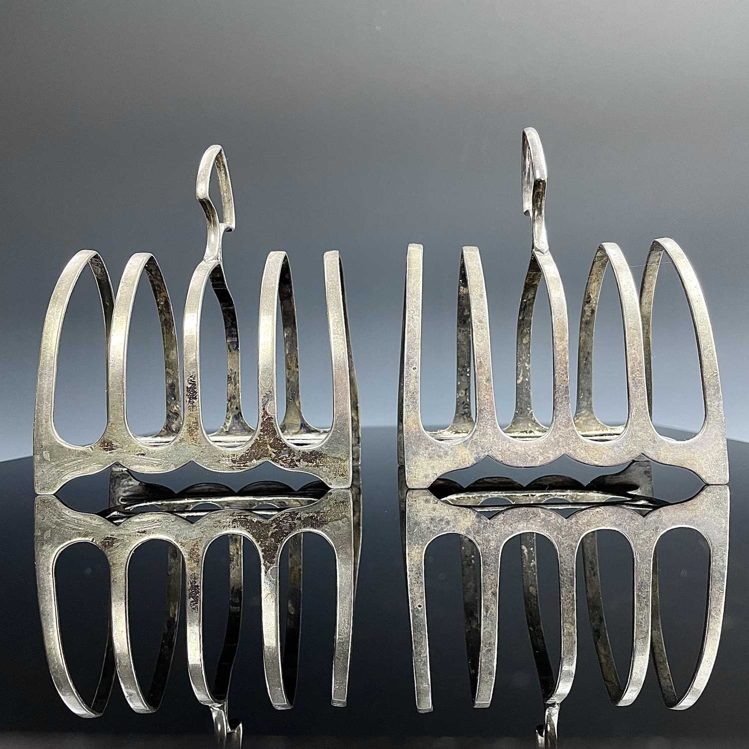 A pair of George V silver four section toast racks by William Hutton & Sons, Sheffield 1917, width - Image 4 of 10