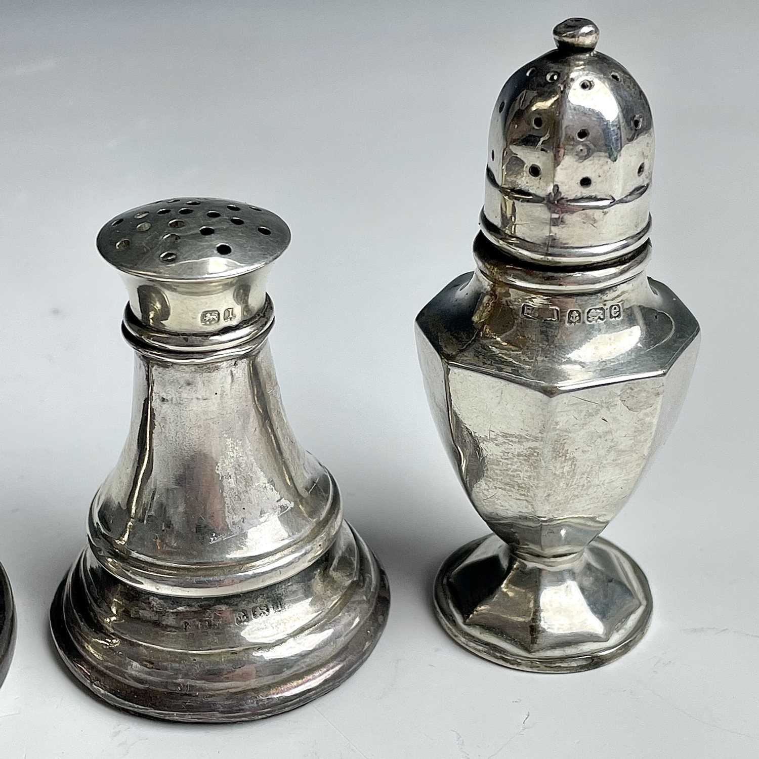 Mixed silver items to include two spill vases with weighted bases, a pair of Edwardian capstan - Image 6 of 9