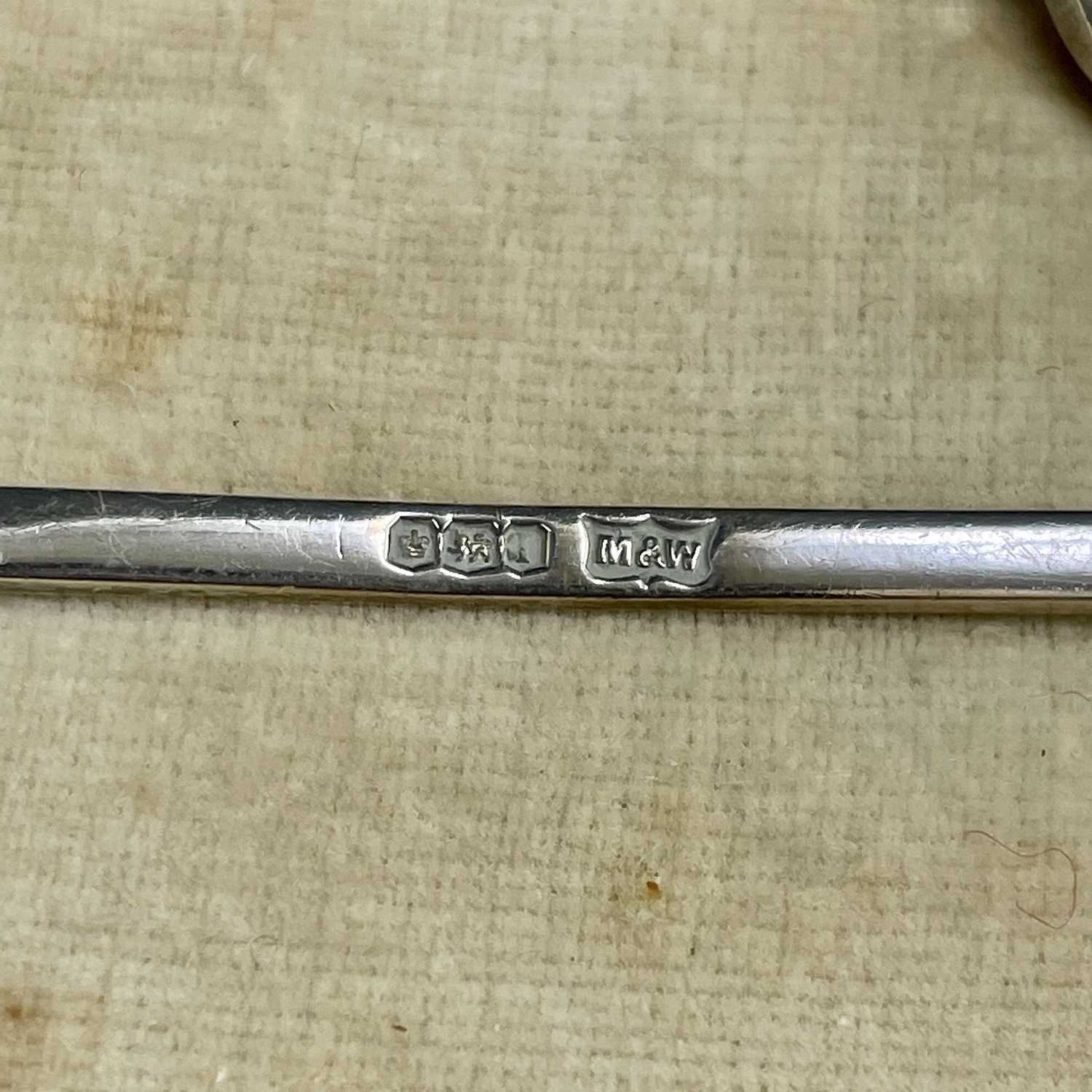 A George V cased set of six silver nail head teaspoons by Mappin & Webb, Sheffield 1927, weight 2toz - Image 3 of 6