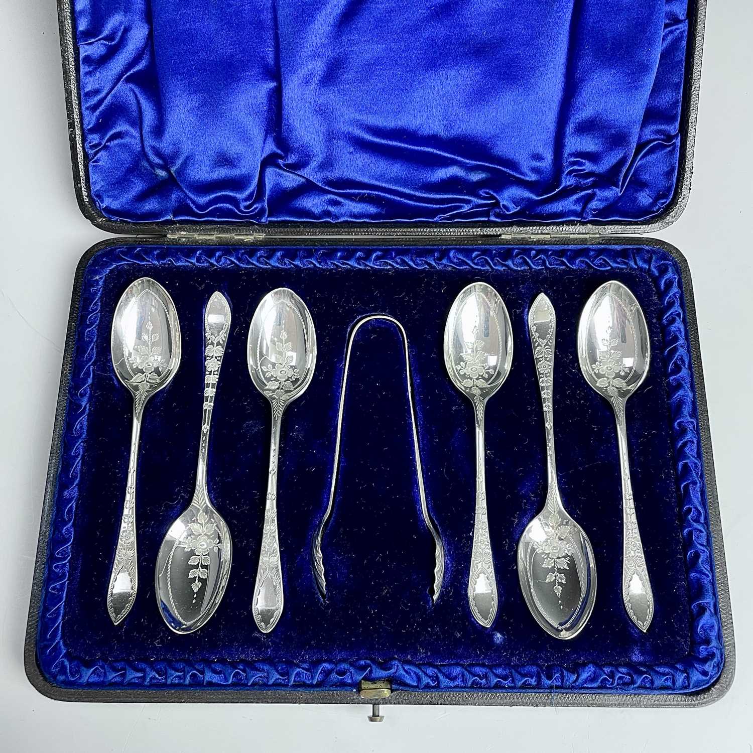 A Victorian cased set of six silver teaspoons and tongs with floral chased decoration by Atkins - Image 5 of 8