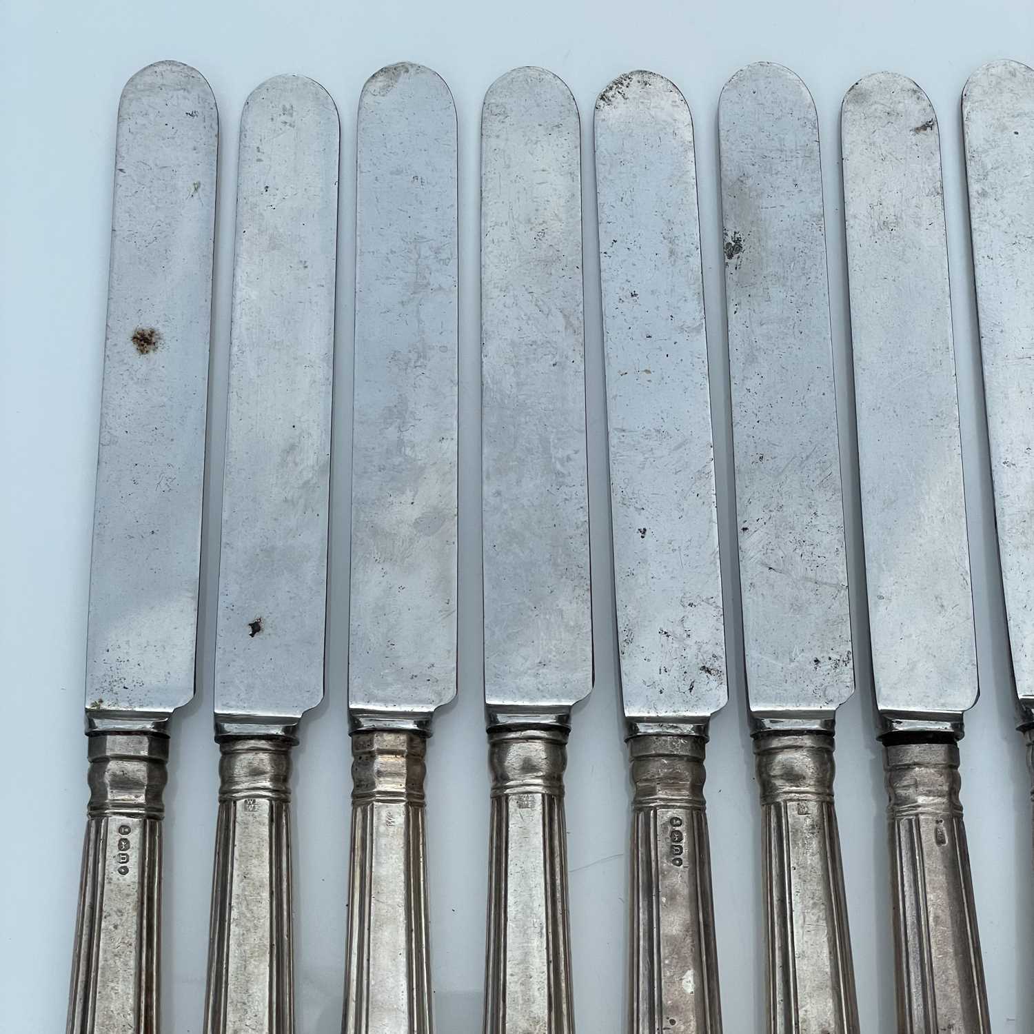 A harlequin set of twelve George IV and early Victorian Kings Pattern table knives with filled - Image 5 of 13