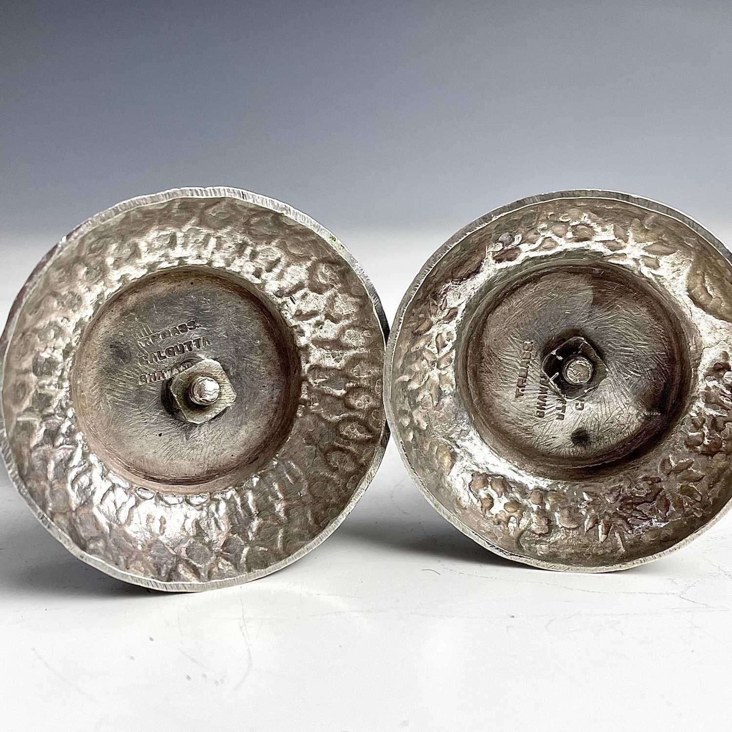 A good pair of heavy Indian silver figural card holders, stamped T. P. DASS CALCUTTA, height 9cm, - Image 3 of 5