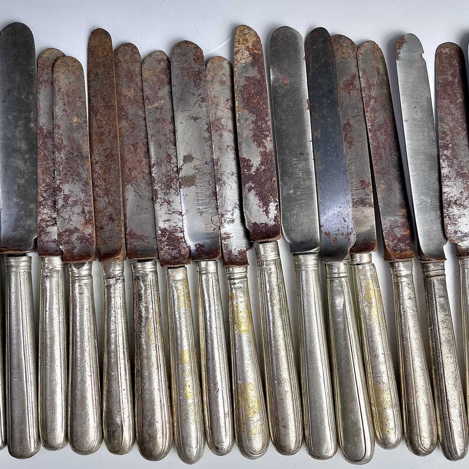 A George III harlequin set of 24 knives with steel blades and silver filled handles, lengths 20- - Image 4 of 6