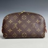 A Louis Vuitton cosmetics bag, width 20cm, height 12cm.