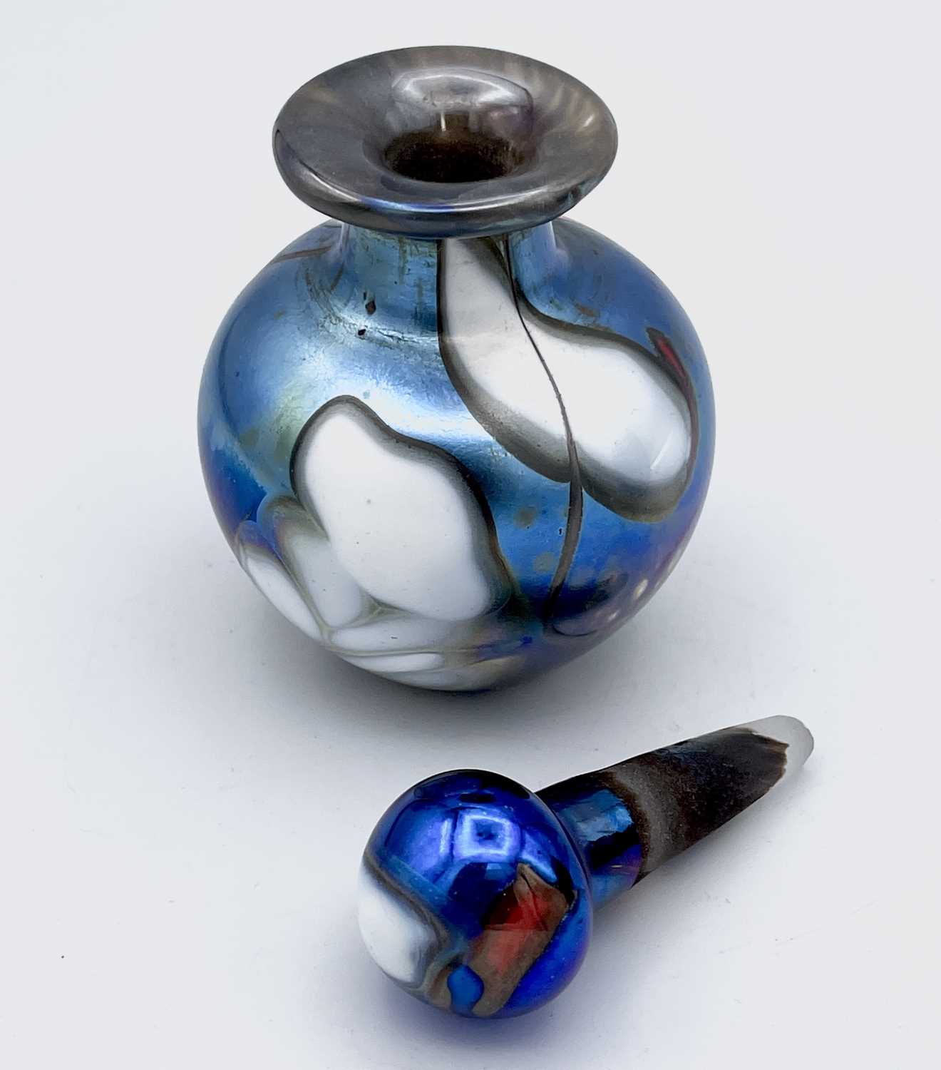 Norman Stuart CLARKE (b.1944)An iridescent art glass perfume bottle with stopper Signed & dated ( - Image 5 of 11