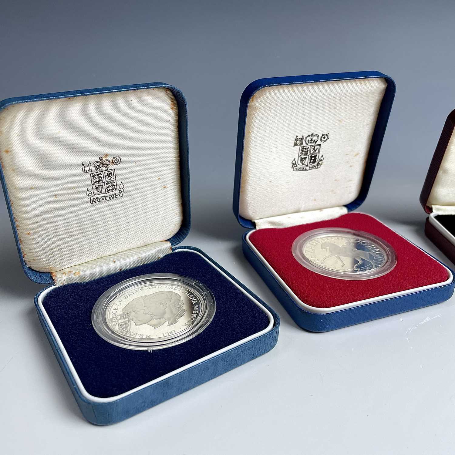 Great Britain Silver Crowns, etc. Lot comprises 1977 Silver Jubilee boxed proof (x2), 1980 Queen - Image 9 of 10