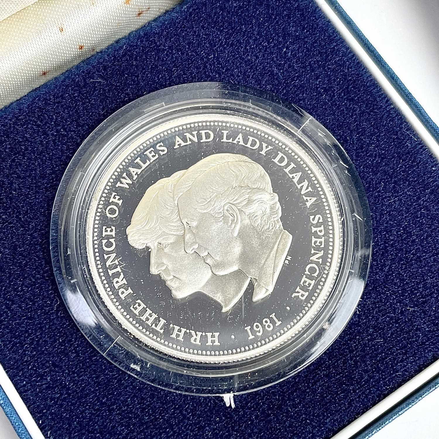 Great Britain Silver Crowns, etc. Lot comprises 1977 Silver Jubilee boxed proof (x2), 1980 Queen - Image 8 of 10