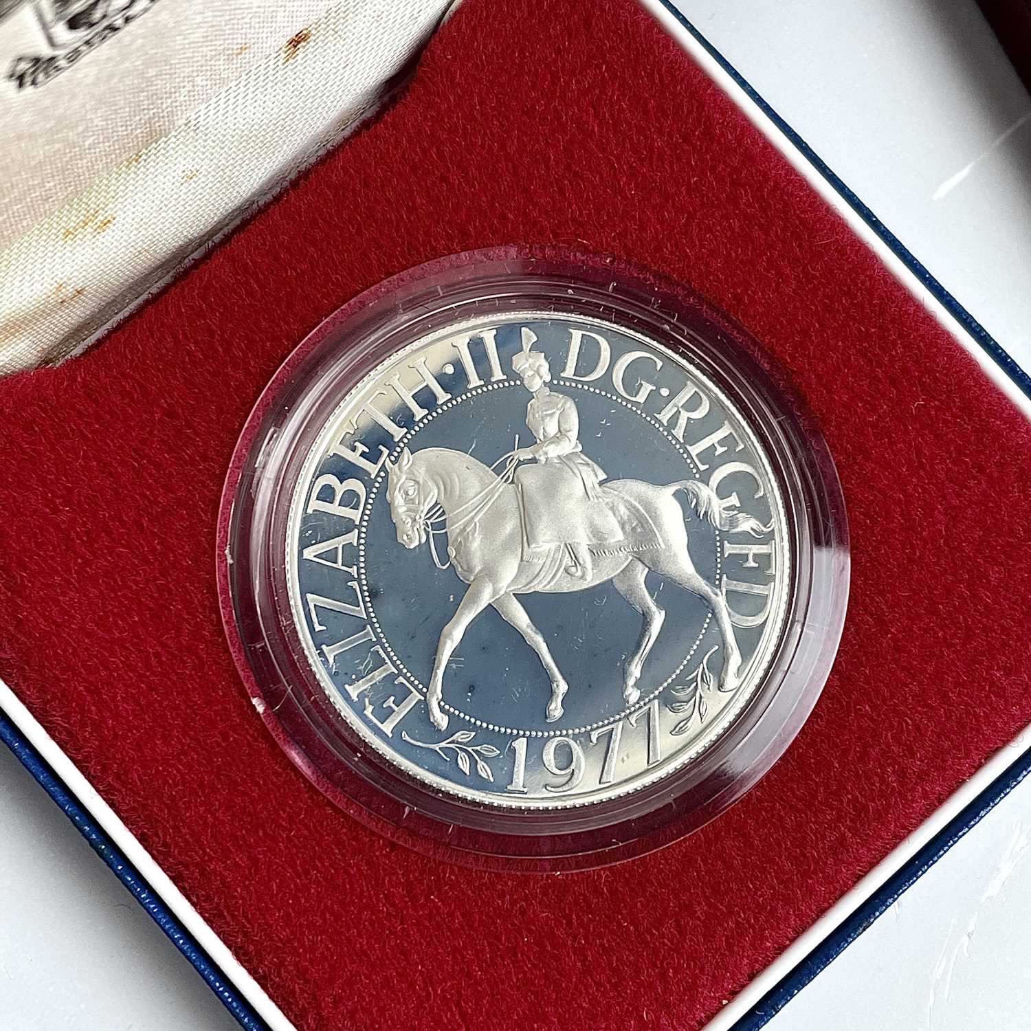 Great Britain Silver Crowns, etc. Lot comprises 1977 Silver Jubilee boxed proof (x2), 1980 Queen - Image 4 of 10