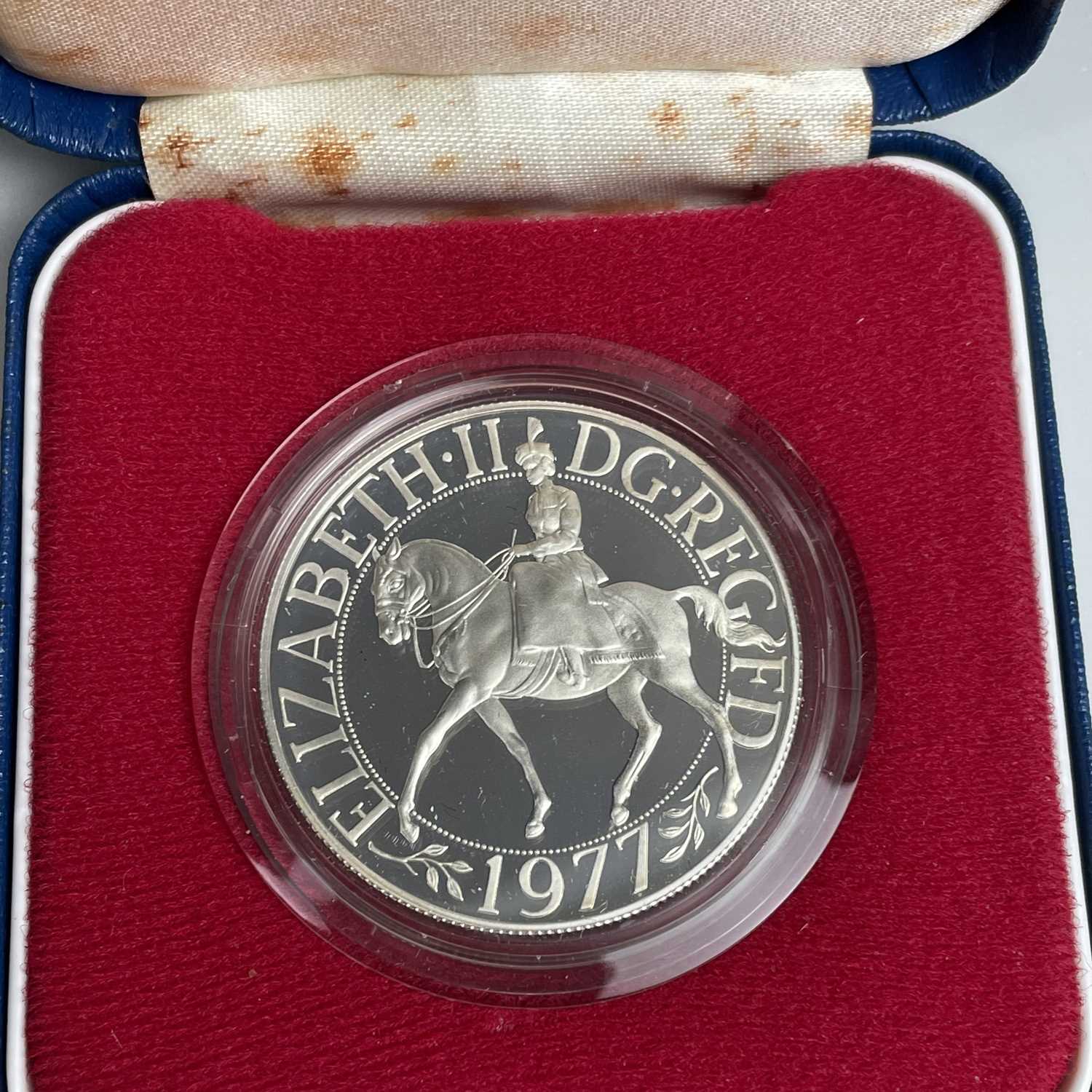 Great Britain Silver Crowns, etc. Lot comprises 1977 Silver Jubilee boxed proof (x2), 1980 Queen - Image 7 of 10