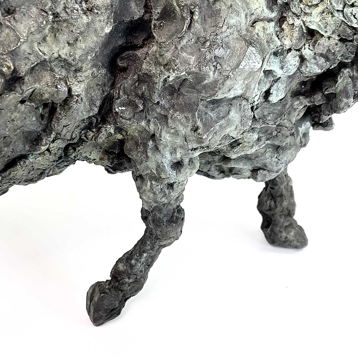 Deborah VAN DER BEEK (1952) Bull Bronze Signed and indistinctly editioned 31.5 x 57.5 x 23.2 cm - Image 4 of 8