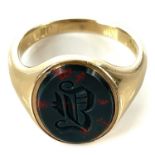 An 18ct gold (tested) signet ring set with a bloodstone, London 1922, size V, weight 10.92g.