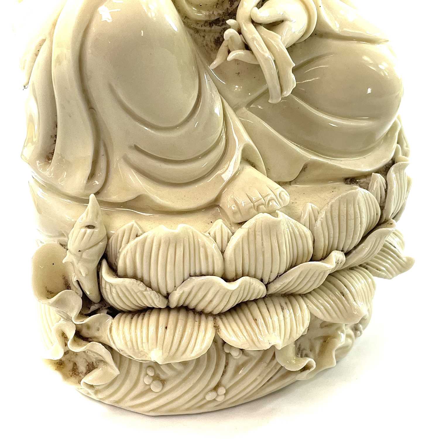 A Chinese blanc de chine figure of Guanyin, 20th century, seated with one leg raised resting her arm - Image 7 of 7