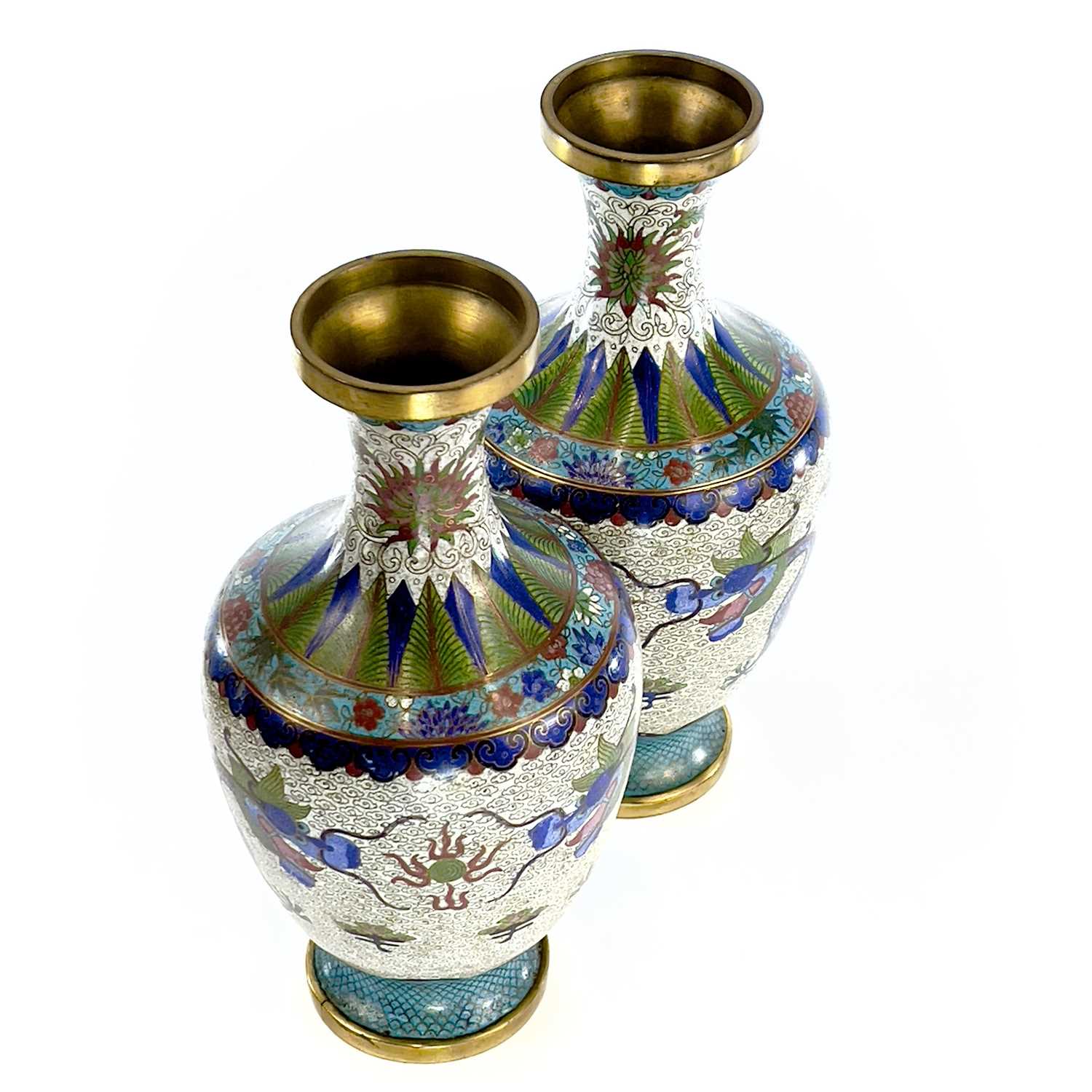 A pair of Chinese cloisonne vases, early 20th century, the white ground decorated with dragons - Image 7 of 11