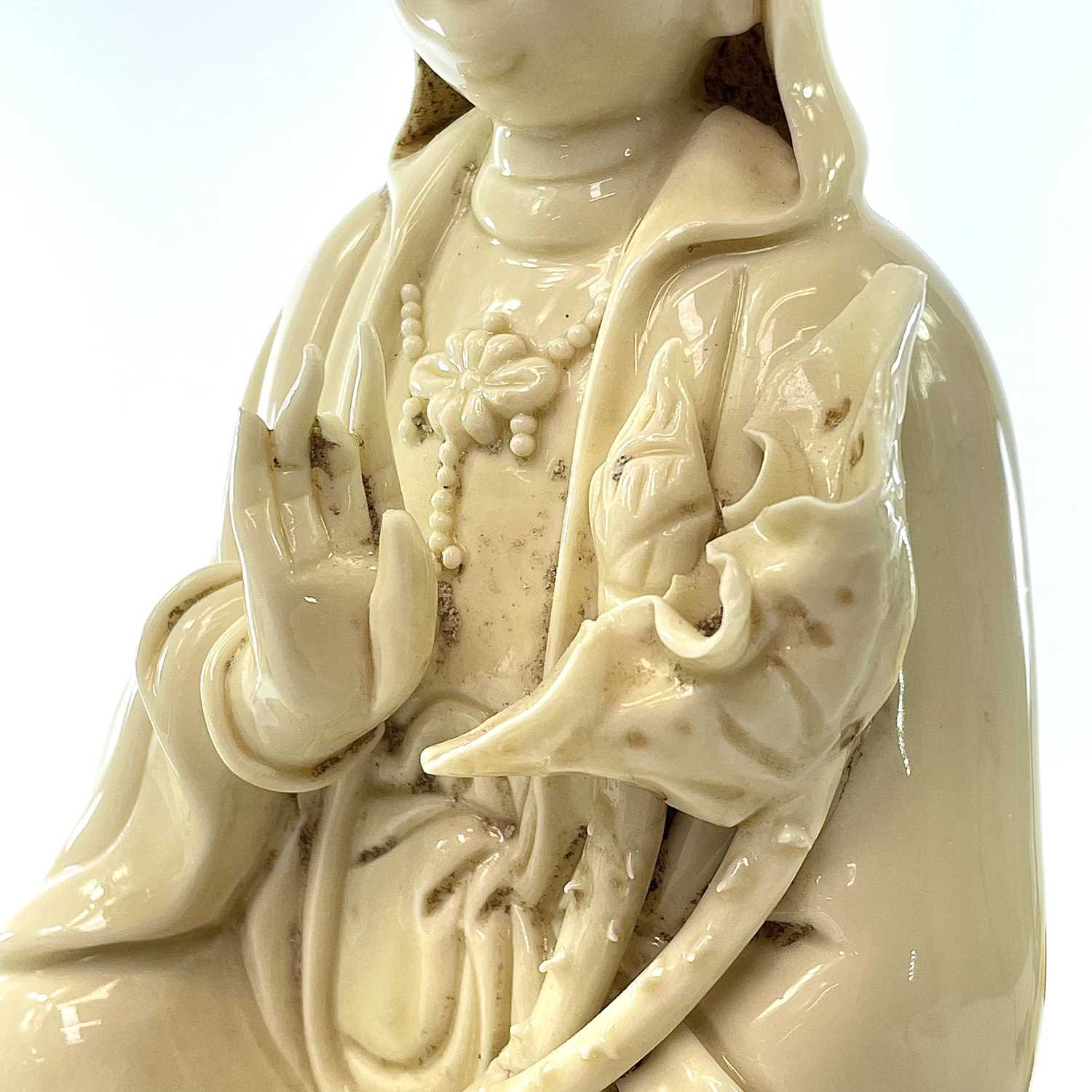 A Chinese blanc de chine figure of Guanyin, 20th century, seated with one leg raised resting her arm - Image 5 of 7