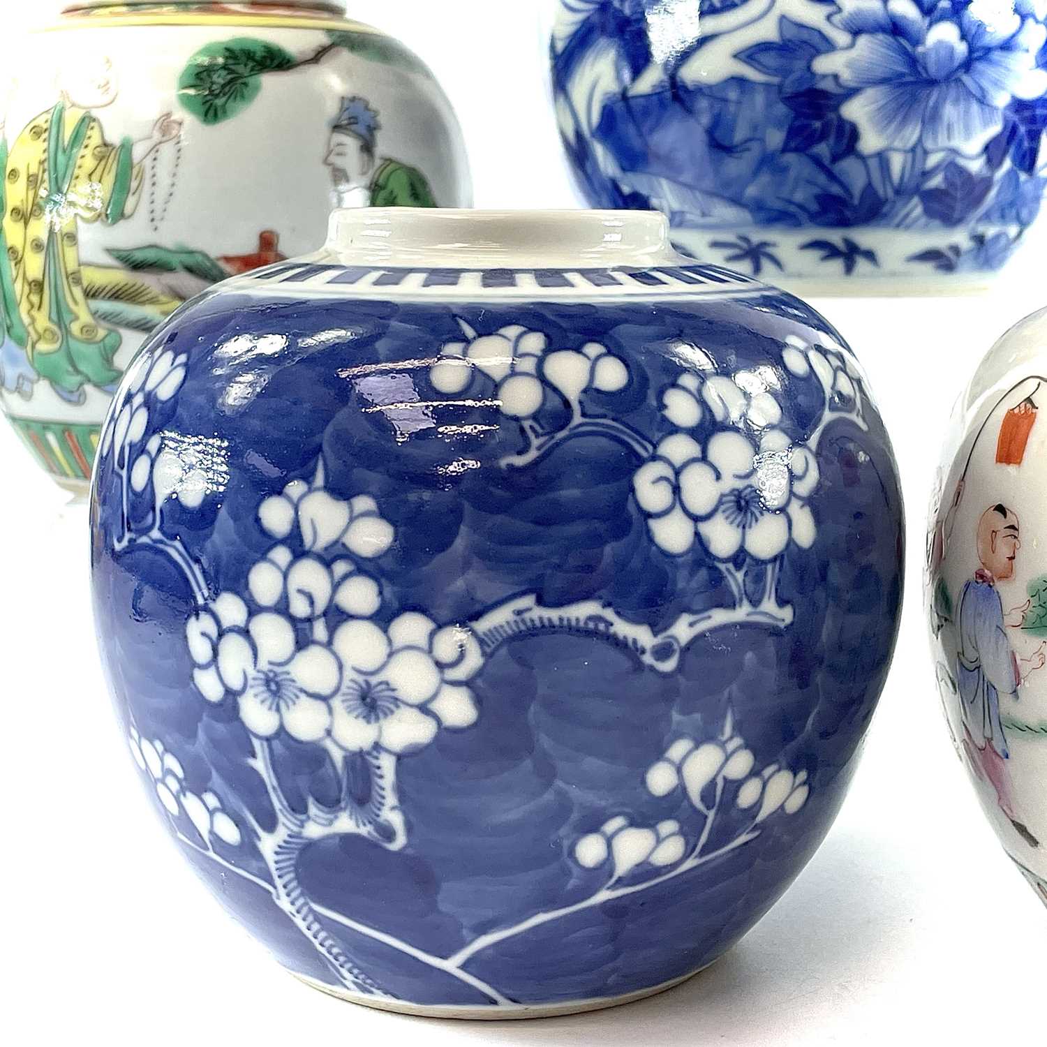 Five Chinese porcelain ginger jars, to include a 19th century blue and white ginger jar with four - Image 5 of 15