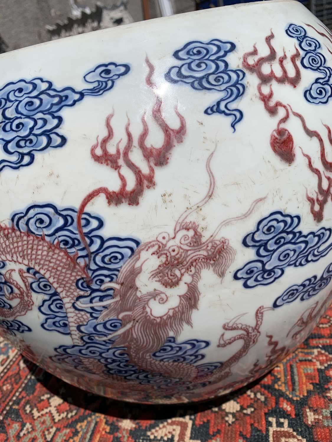 A Chinese blue, white and copper red porcelain fish tank / jardiniere, decorated with dragons and - Image 11 of 16