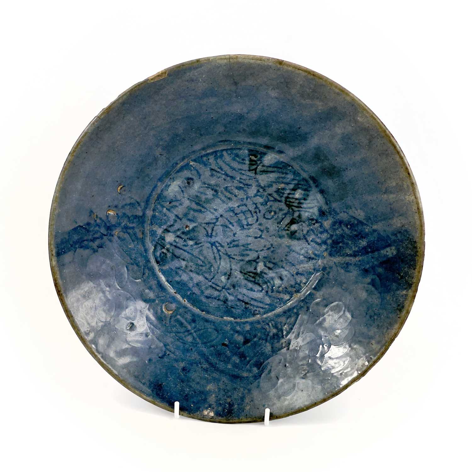 A Chinese Swatow blue glazed dish, late Ming Dynasty, 16th/early 17th century, incised with a - Image 7 of 13