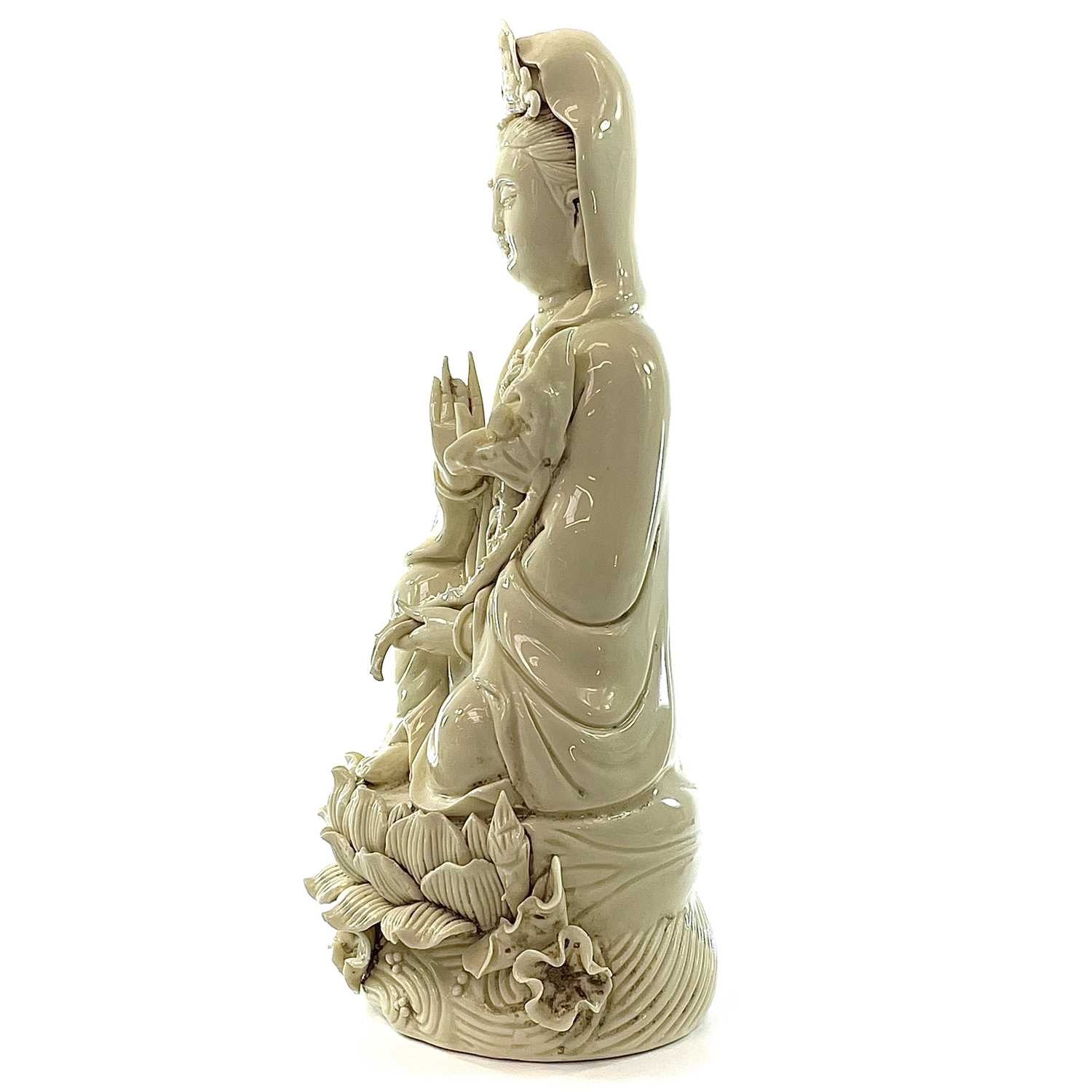 A Chinese blanc de chine figure of Guanyin, 20th century, seated with one leg raised resting her arm - Image 3 of 7