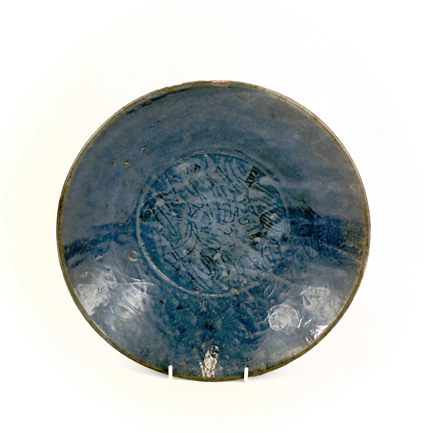 A Chinese Swatow blue glazed dish, late Ming Dynasty, 16th/early 17th century, incised with a - Image 6 of 13