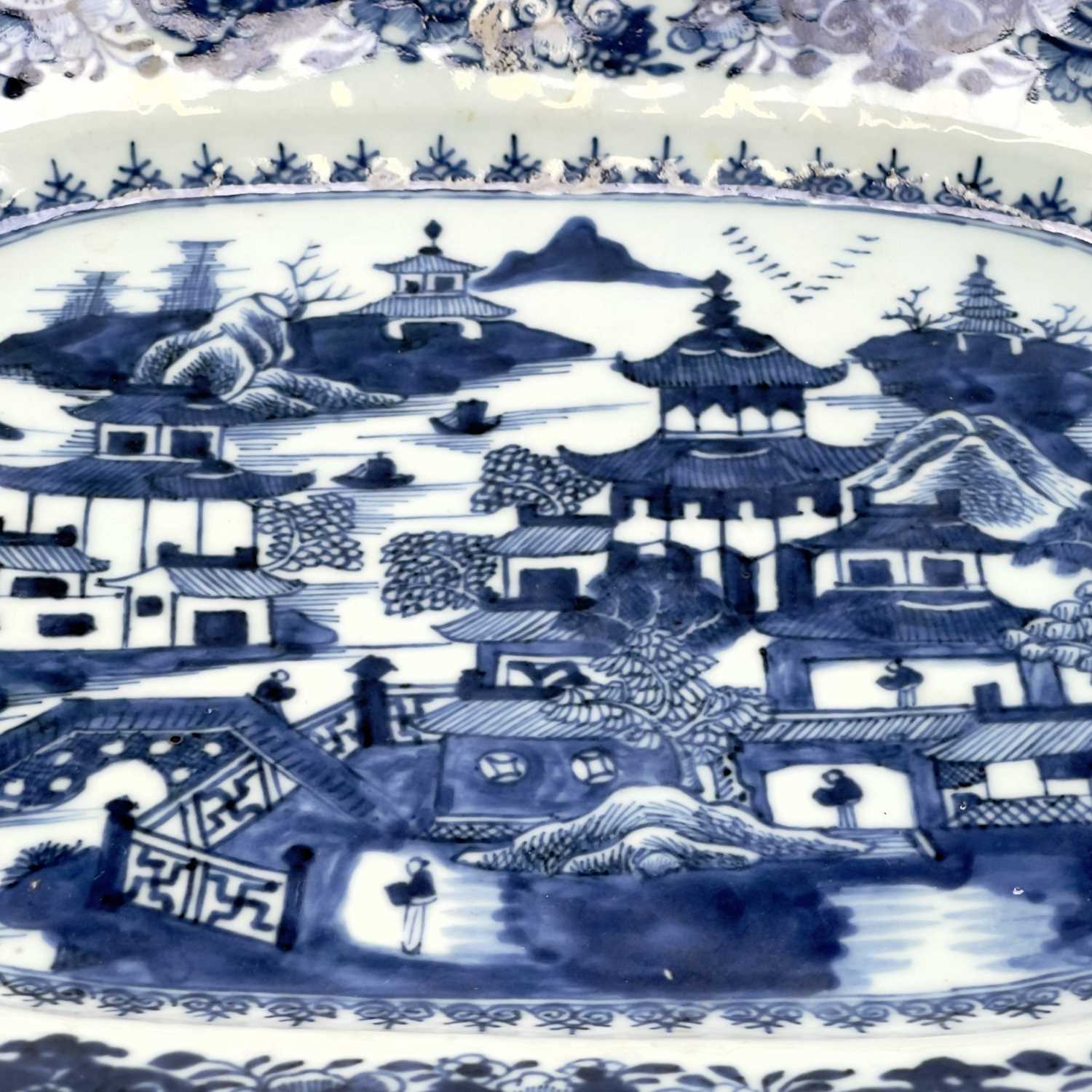A Chinese blue and white porcelain meat dish, Qianlong Period, 25 x 32.5cm.chip to underside rim. - Image 4 of 6