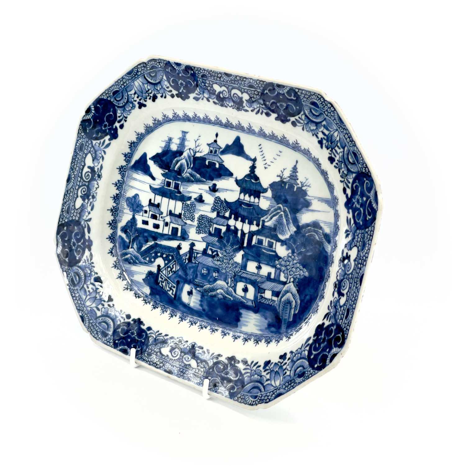 A Chinese blue and white porcelain meat dish, Qianlong Period, 25 x 32.5cm.chip to underside rim. - Image 5 of 6