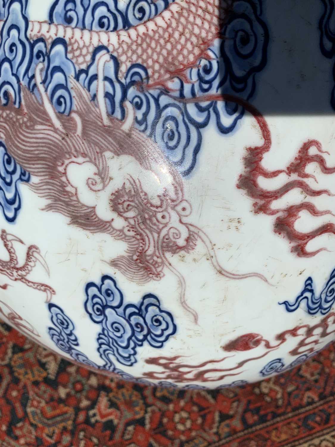 A Chinese blue, white and copper red porcelain fish tank / jardiniere, decorated with dragons and - Image 14 of 16