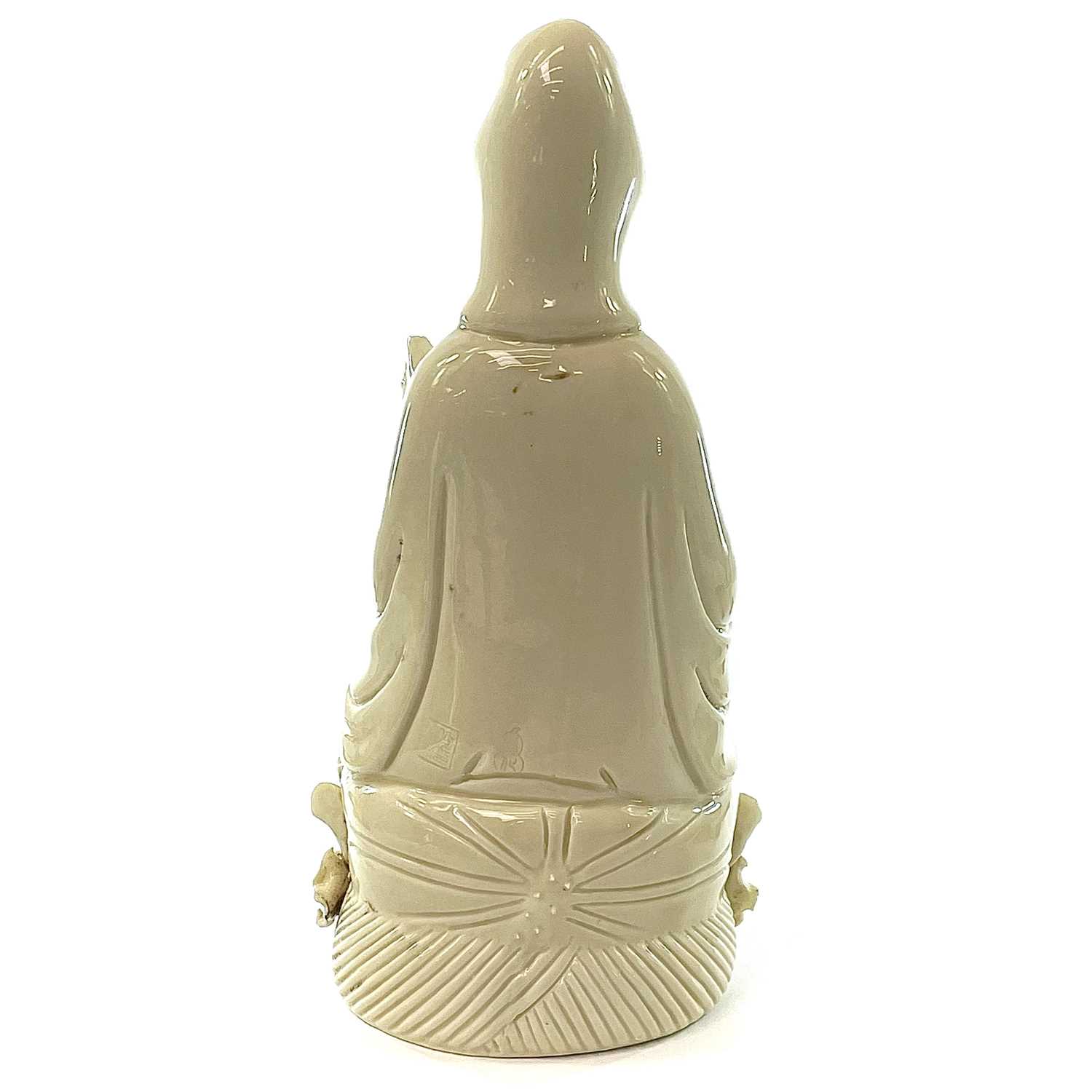 A Chinese blanc de chine figure of Guanyin, 20th century, seated with one leg raised resting her arm - Image 2 of 7