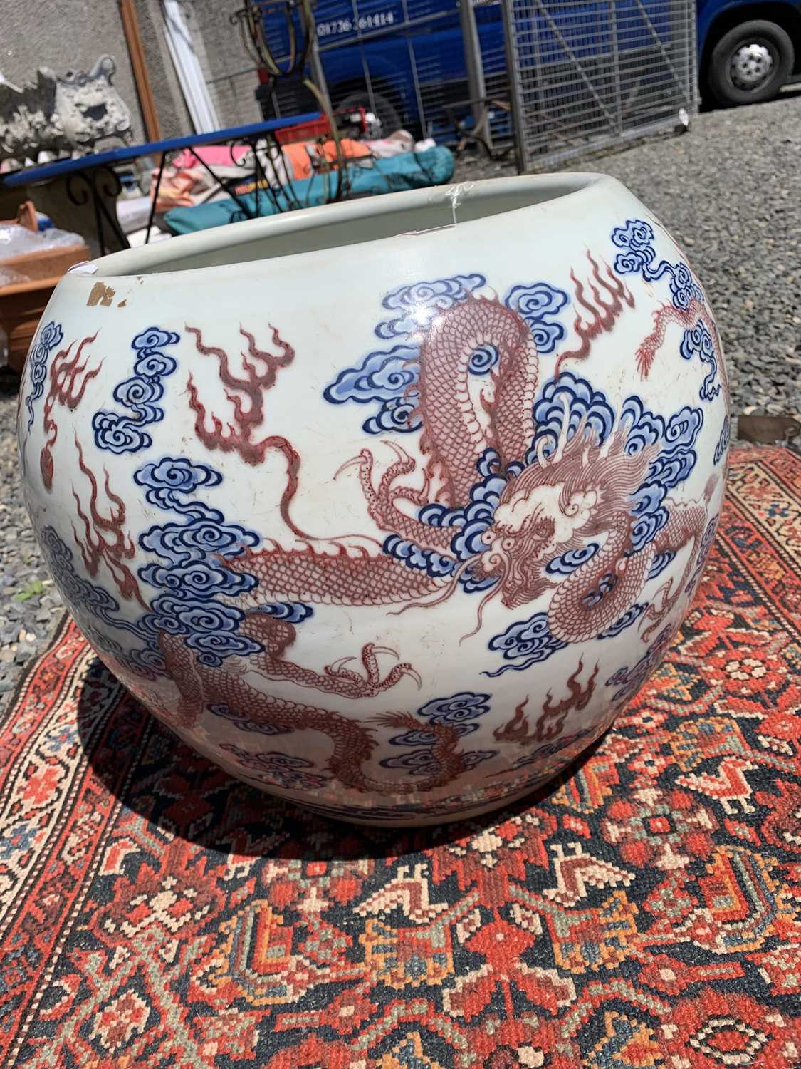 A Chinese blue, white and copper red porcelain fish tank / jardiniere, decorated with dragons and - Image 10 of 16