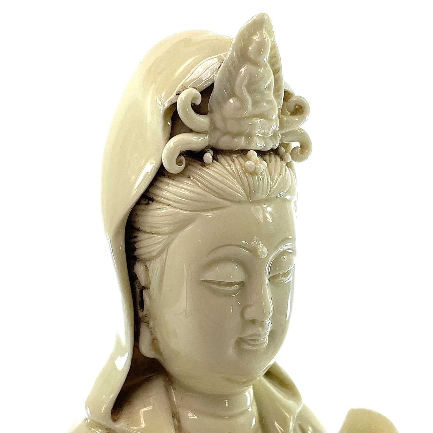 A Chinese blanc de chine figure of Guanyin, 20th century, seated with one leg raised resting her arm - Image 4 of 7
