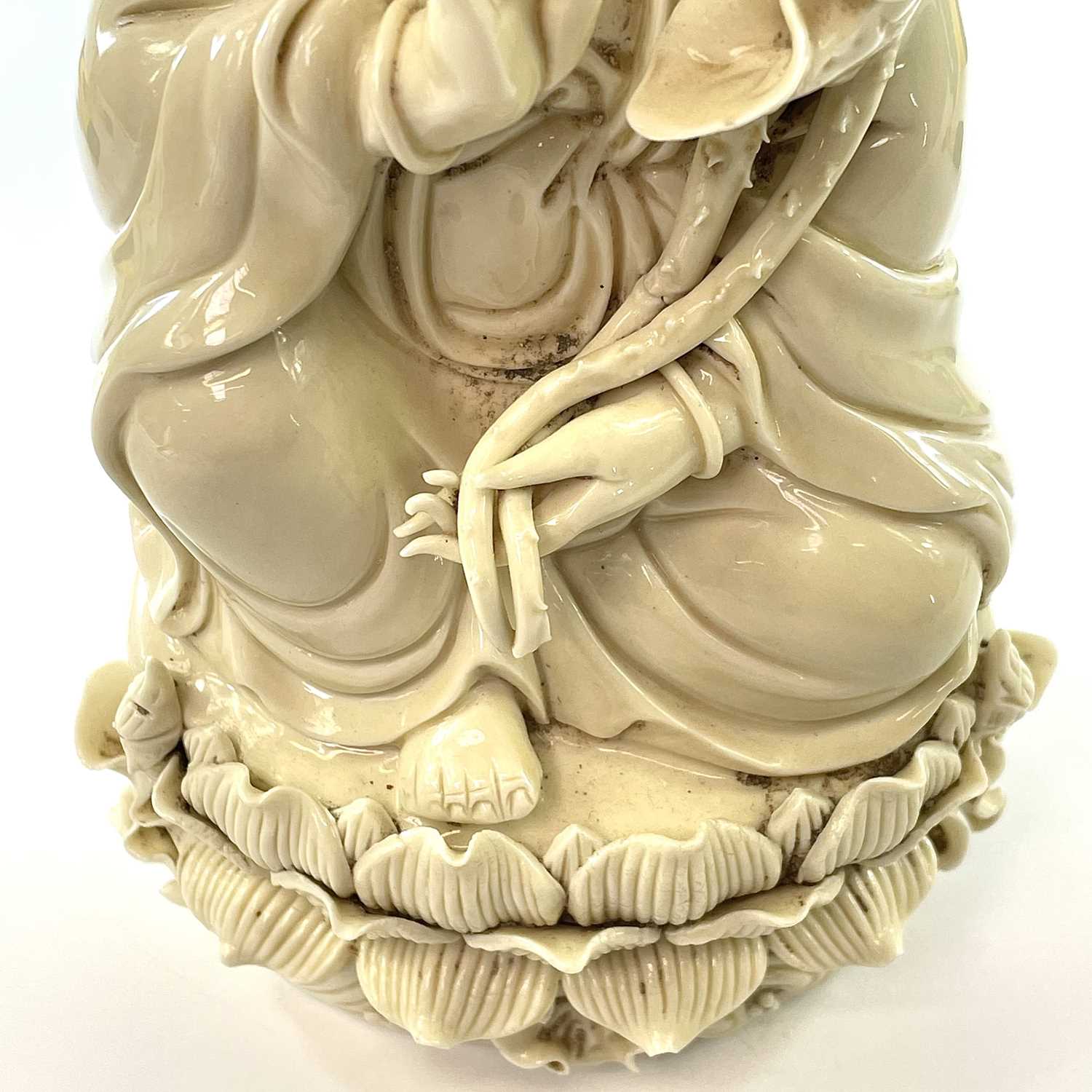 A Chinese blanc de chine figure of Guanyin, 20th century, seated with one leg raised resting her arm - Image 6 of 7