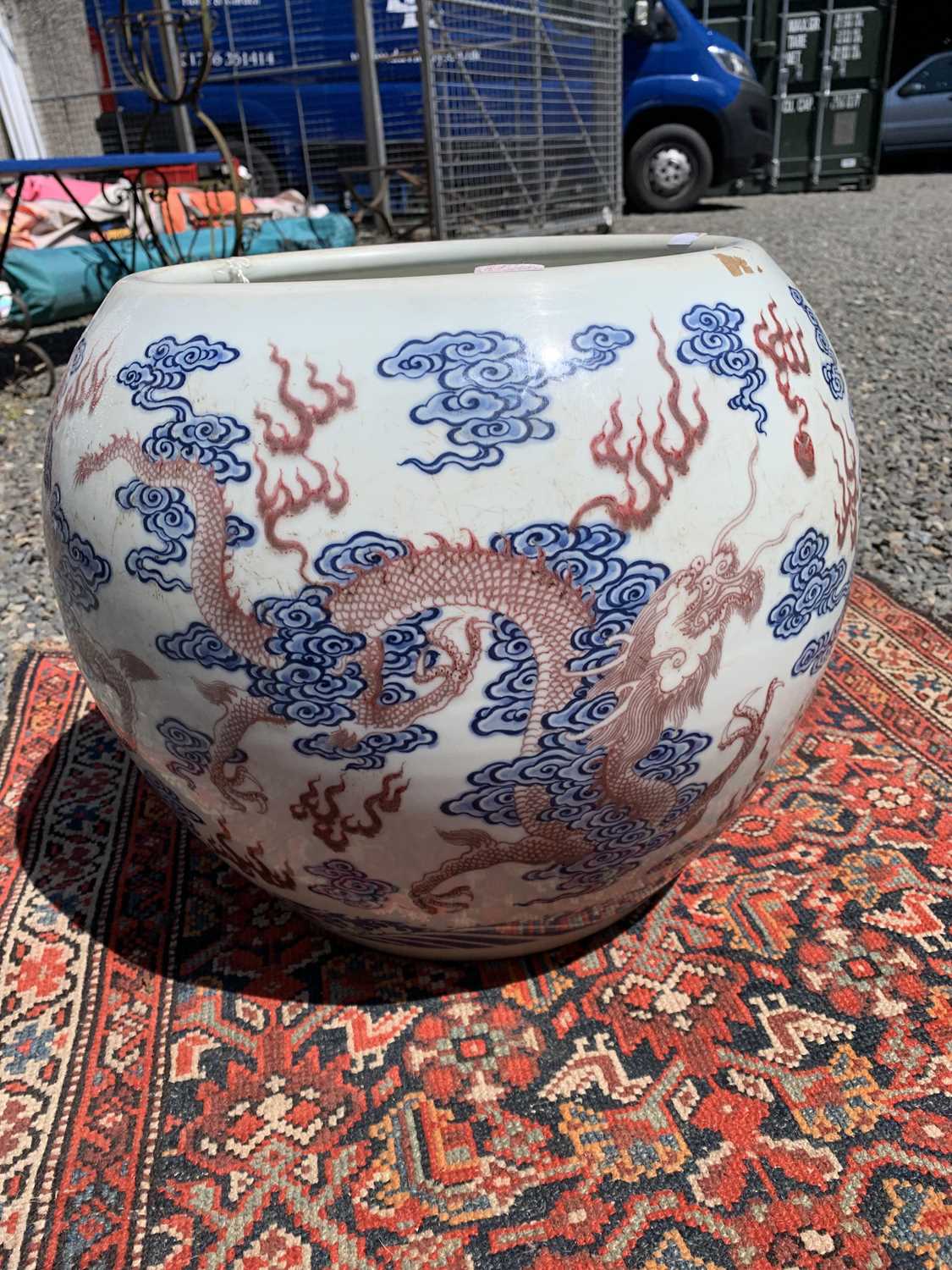 A Chinese blue, white and copper red porcelain fish tank / jardiniere, decorated with dragons and - Image 9 of 16