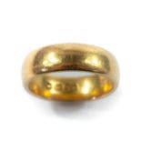 A Victorian 18ct gold hallmarked gold D section band ring.