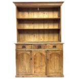 A pine open bookcase, early 20th century.