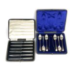 An Edwardian silver cased set of teaspoons for six, including tongs.